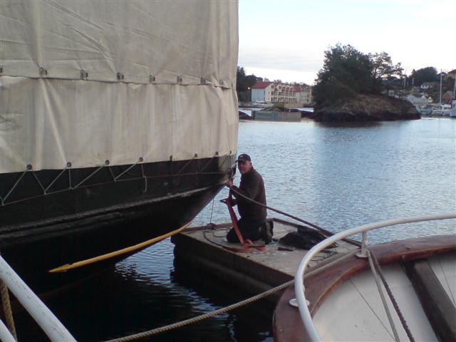 Ludvig på båttur etter fleire timar under land